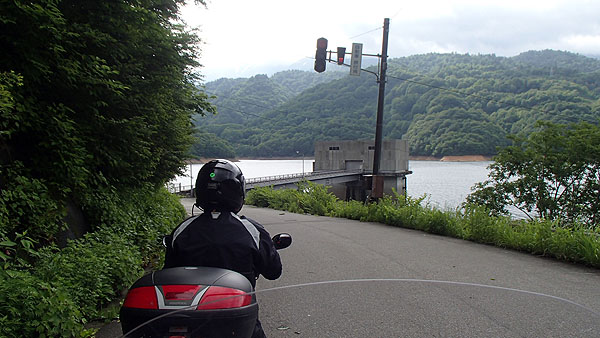 有峰ダム付近の信号待ち